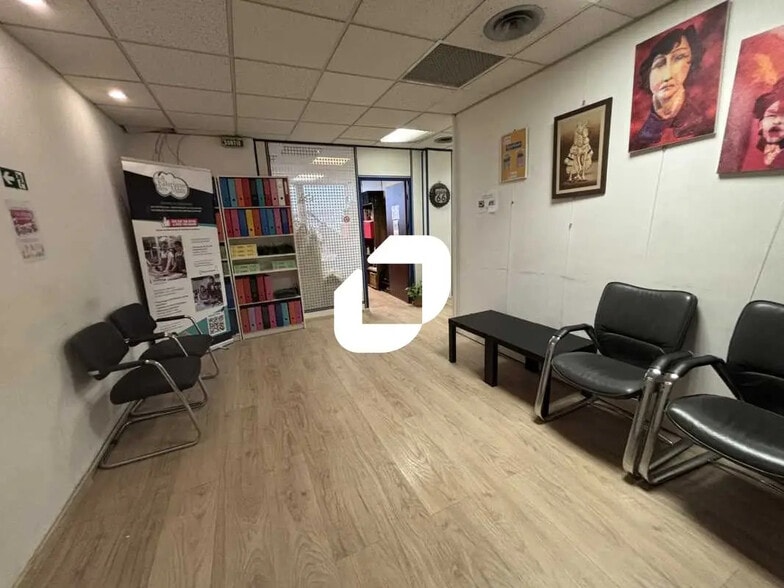 Bureau dans Évry-Courcouronnes à vendre - Photo de l’immeuble – Image 1 sur 11