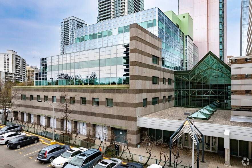 5 Park Home Ave, Toronto, ON à louer - Photo de l’immeuble – Image 2 sur 6