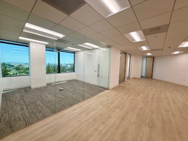 21550 Oxnard St, Woodland Hills, CA à louer Photo intérieure– Image 1 sur 12