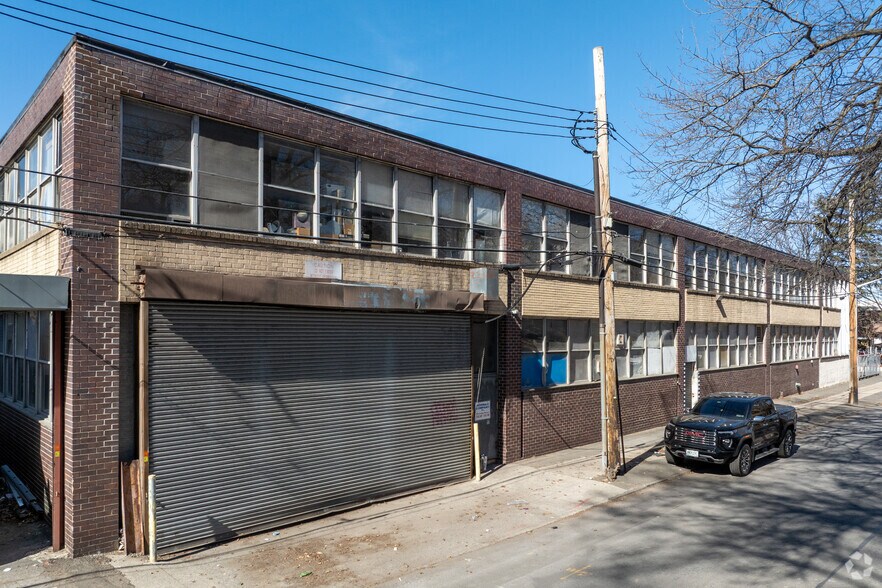 150 N Macquesten Pky, Mount Vernon, NY à louer - Photo de l’immeuble – Image 3 sur 11
