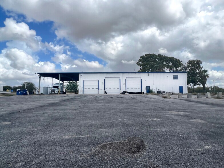 7659 S US-281, Pleasanton, TX à louer - Photo de l’immeuble – Image 2 sur 16