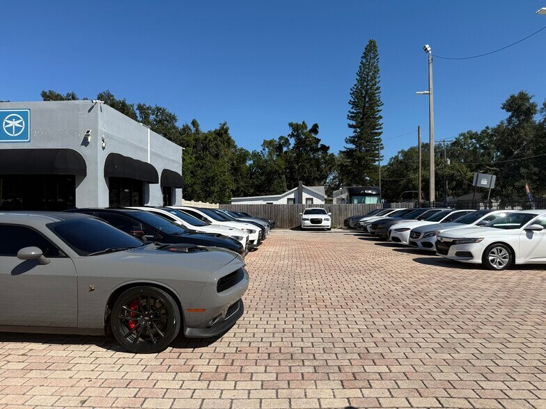 13001 N Florida Ave, Tampa, FL à louer - Photo de l’immeuble – Image 3 sur 23