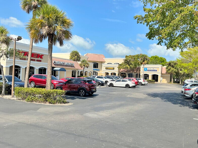 9051 Tamiami Trl N, Naples, FL à louer - Photo de l’immeuble – Image 3 sur 5