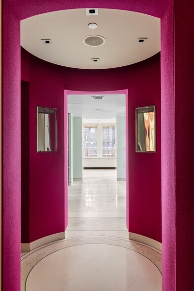 5 E 57th St, New York, NY à louer - Photo de l’immeuble – Image 1 sur 6