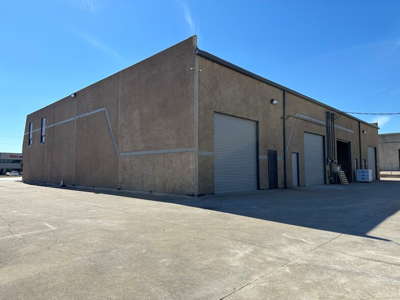 2604 W Marshall Dr, Grand Prairie, TX à louer - Photo de l’immeuble – Image 3 sur 4