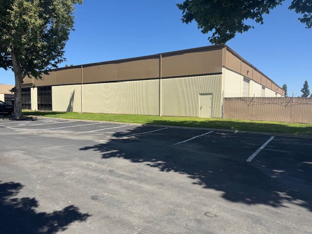 4025 E Arch Rd, Stockton, CA à louer - Photo de l’immeuble – Image 2 sur 4