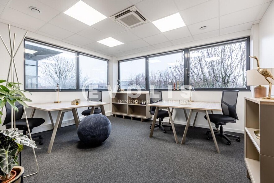 Bureau dans Élancourt à louer - Photo intérieure – Image 2 sur 12