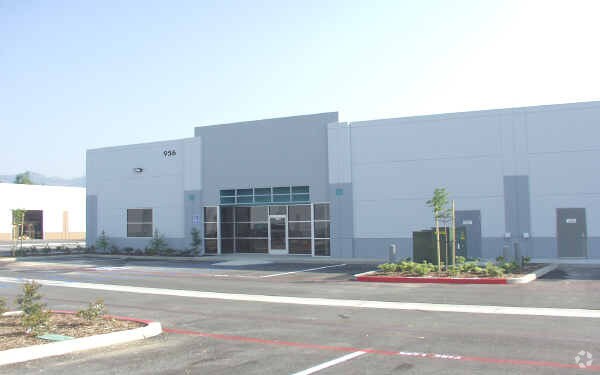 956 W 10th St, Azusa, CA à louer - Photo de l’immeuble – Image 1 sur 3