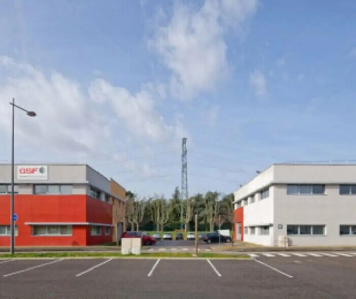 Local d’activités dans Saint-Priest à louer - Photo de l’immeuble – Image 3 sur 7