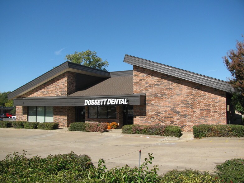 620 W Harwood Rd, Hurst, TX à louer - Photo de l’immeuble – Image 2 sur 4