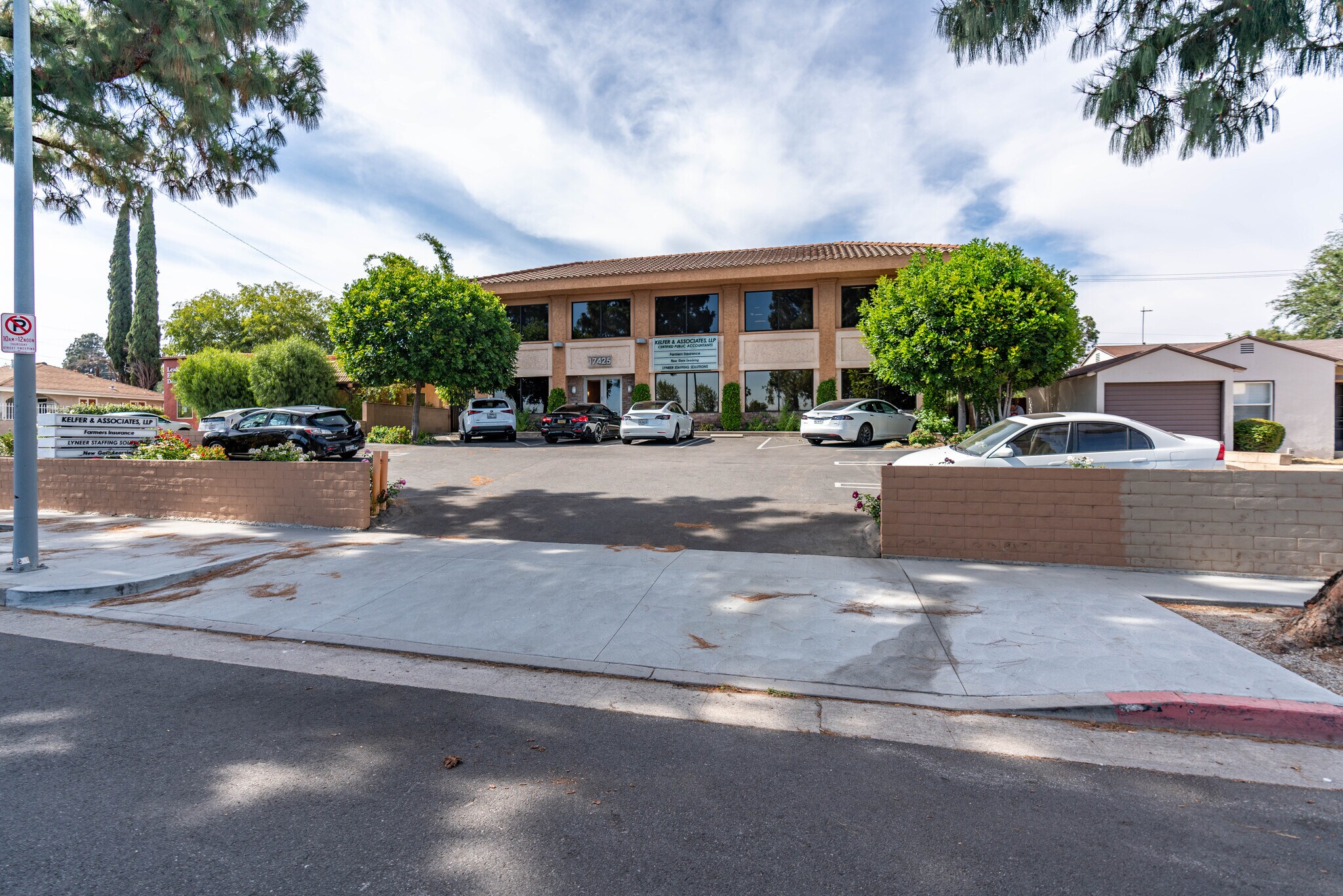 17425 Chatsworth St, Granada Hills, CA à louer Photo de l’immeuble– Image 1 sur 25