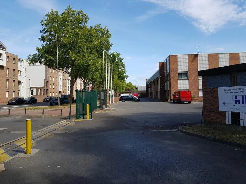 Bureau dans Évry-Courcouronnes à louer - Photo de l’immeuble – Image 1 sur 5