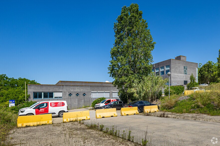 Local d'activités dans Cerdanyola del Vallès, Barcelona à vendre - Photo de l’immeuble – Image 2 sur 5