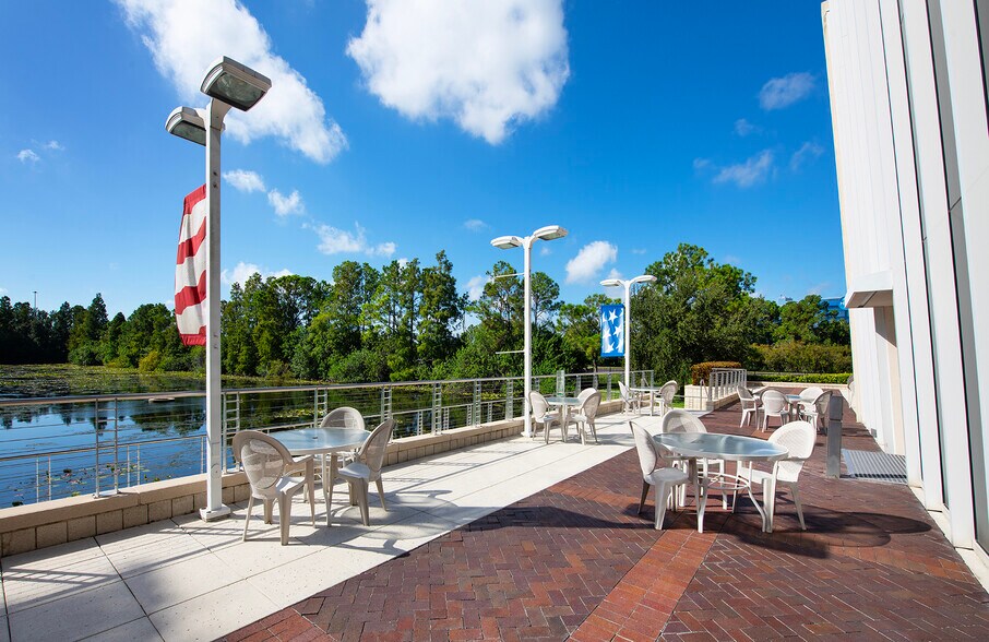 580 Carillon Pky, Saint Petersburg, FL à louer - Photo de l’immeuble – Image 3 sur 9