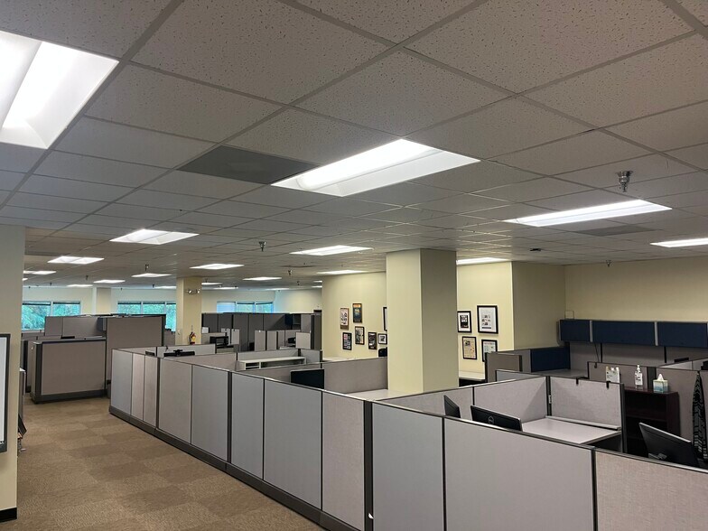 7025 Albert Pick Rd, Greensboro, NC à louer - Photo intérieure – Image 2 sur 6