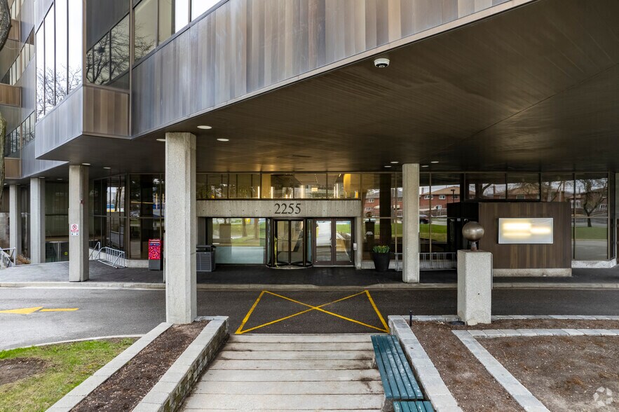 2255 Sheppard Ave E, Toronto, ON à louer - Photo de l’immeuble – Image 3 sur 6