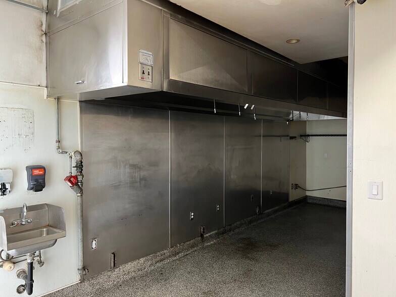 900 Embarcadero del Mar, Goleta, CA à louer - Photo de l’immeuble – Image 3 sur 10