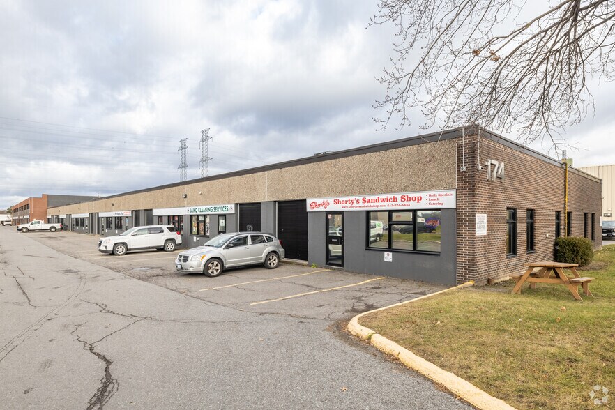 174 Colonnade Rd, Ottawa, ON à louer - Photo de l’immeuble – Image 3 sur 3