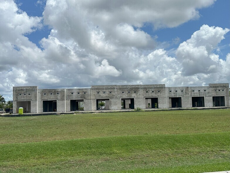 15547 Global Pkwy., Fort Myers, FL à vendre - Photo de l’immeuble – Image 3 sur 8