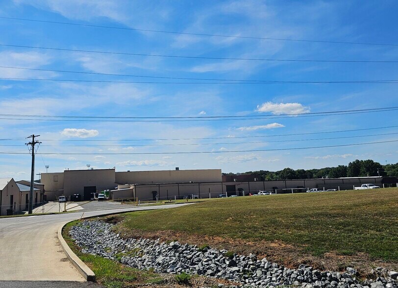 213 Dennis St, Athens, TN à louer - Photo principale – Image 2 sur 12