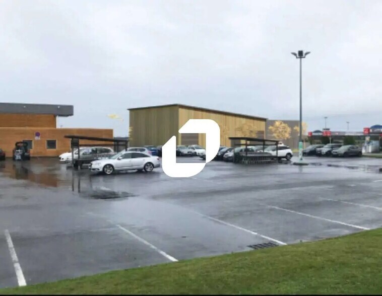 Local d’activités dans Chaumont-en-Vexin à louer - Photo de l’immeuble – Image 1 sur 8