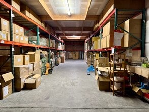 400-410 S Irwindale Ave, Azusa, CA à louer Photo de l’immeuble– Image 2 sur 5