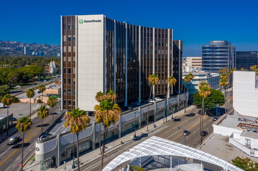 9777 Wilshire Blvd, Beverly Hills, CA à louer - Photo de l’immeuble – Image 2 sur 7