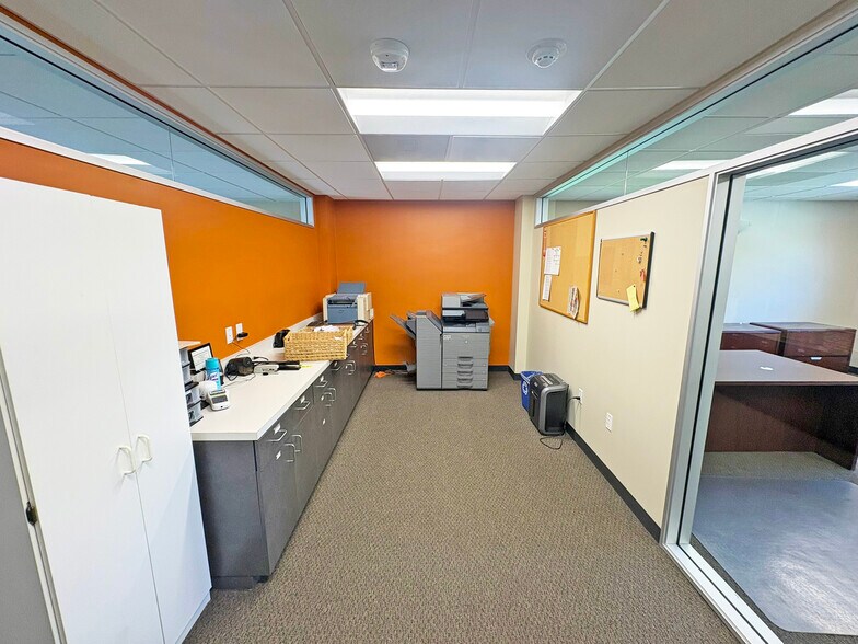 1231 E Chapman Ave, Fullerton, CA à louer - Photo de l’immeuble – Image 3 sur 8