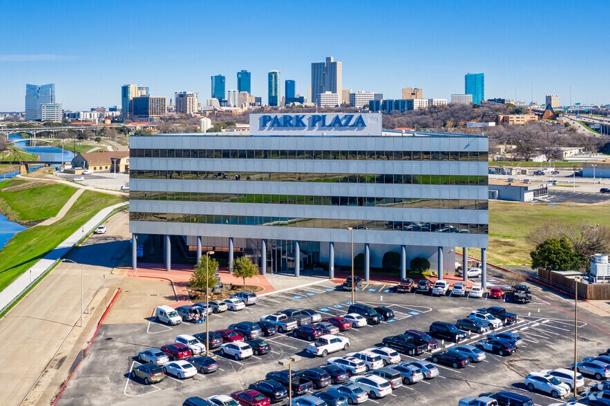 2501 Parkview Dr, Fort Worth, TX à louer - Photo de l’immeuble – Image 3 sur 13