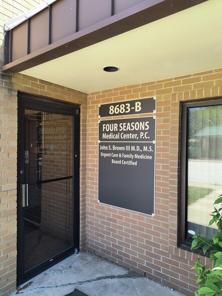 8683 Connecticut St, Merrillville, IN à vendre - Photo de l’immeuble – Image 2 sur 7