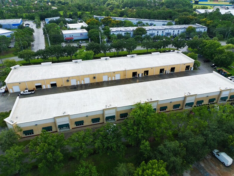 660 NW Enterprise Dr, Port Saint Lucie, FL à louer - Photo de l’immeuble – Image 3 sur 11