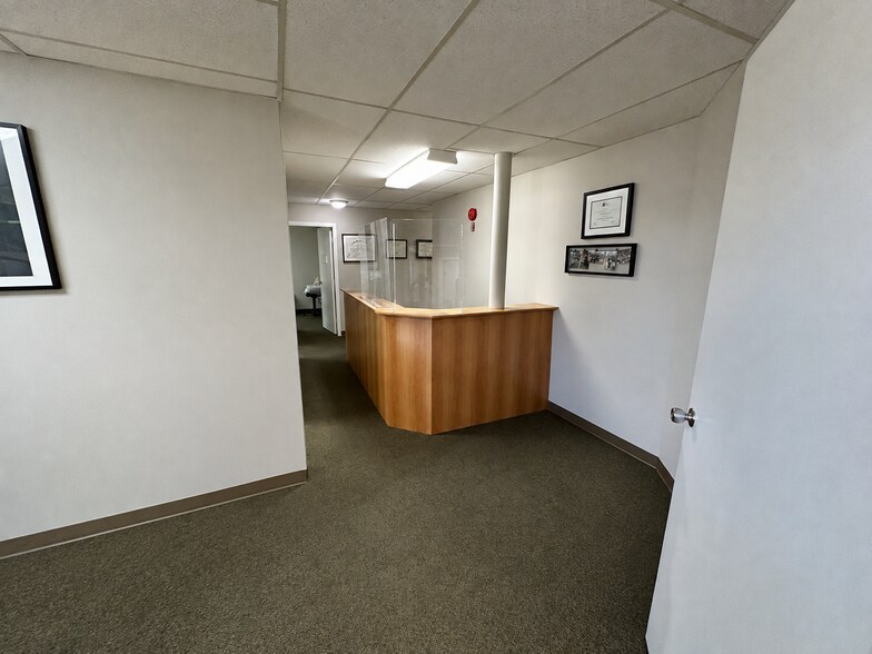 11404 40 Av NW, Edmonton, AB à louer - Photo de l’immeuble – Image 3 sur 6