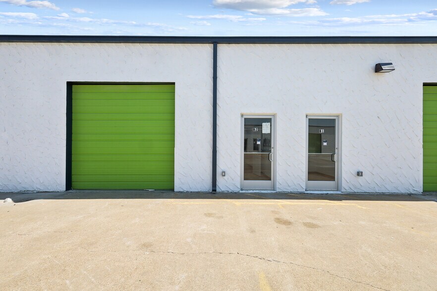 1105 Colorado Ln, Arlington, TX à louer - Photo de l’immeuble – Image 2 sur 2