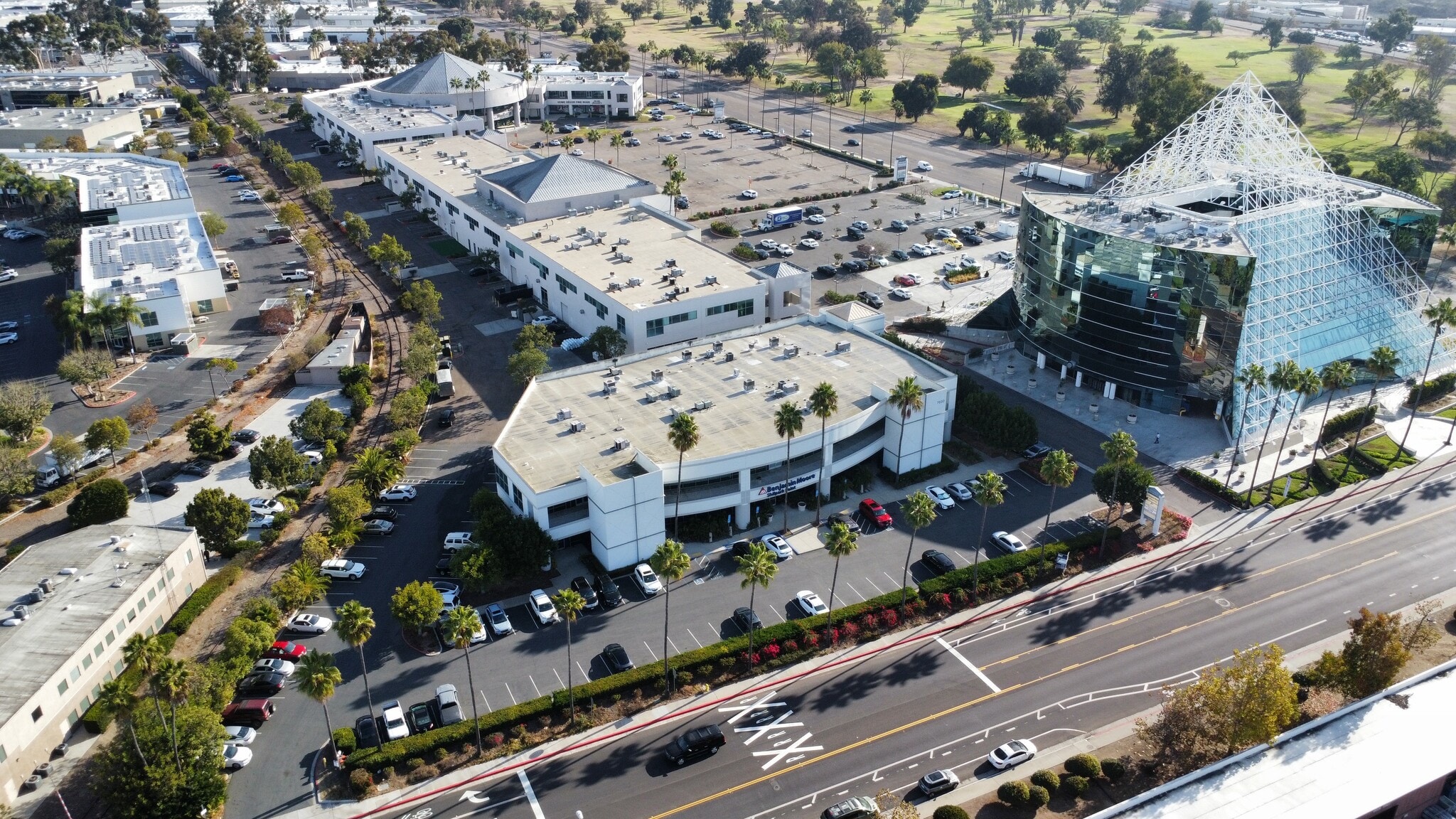 7630 Carroll Rd, San Diego, CA à louer Photo de l’immeuble– Image 1 sur 4