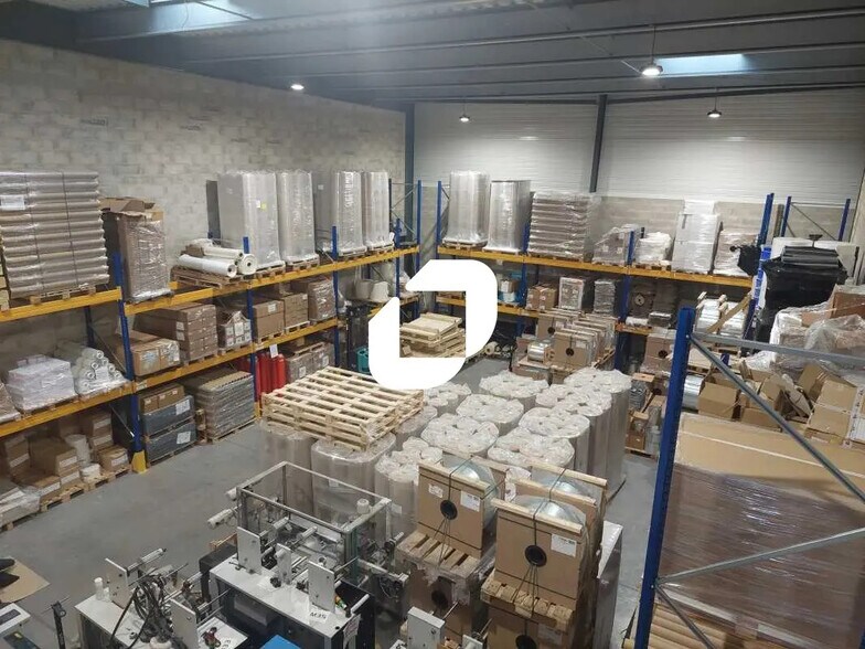 Local d’activités dans Élancourt à louer - Photo de l’immeuble – Image 2 sur 8