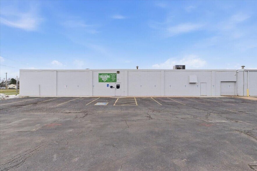 3415 W Broadway, Council Bluffs, IA à louer - Photo principale – Image 1 sur 15