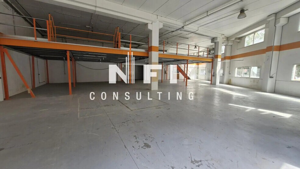 Local d’activités dans Mouans-Sartoux à louer - Photo de l’immeuble – Image 3 sur 4