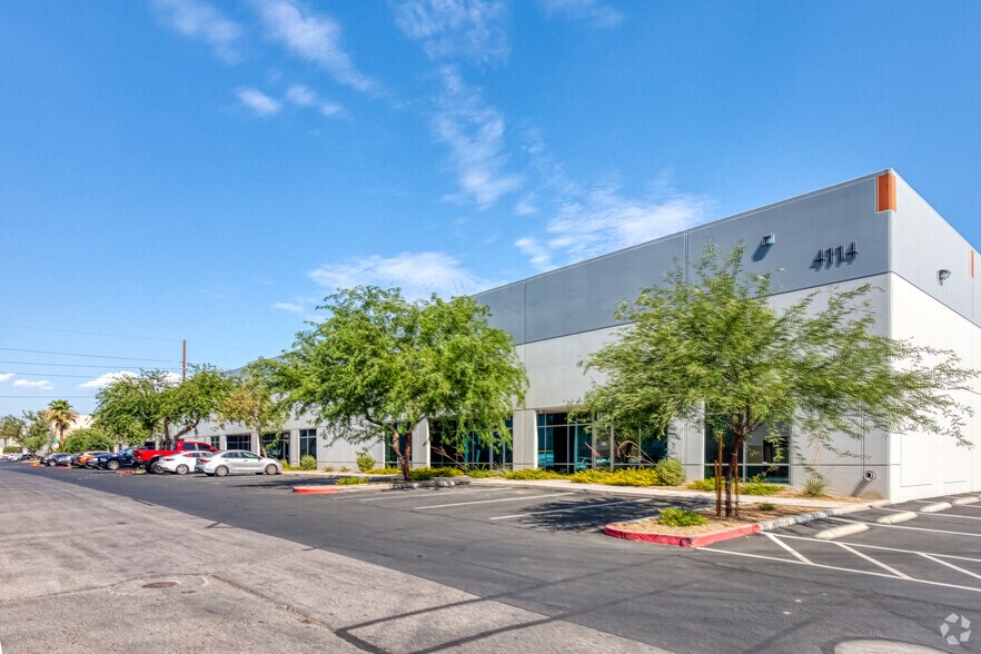 4168 N Pecos Rd, Las Vegas, NV à louer - Photo de l’immeuble – Image 2 sur 6