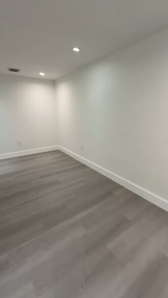 8335 NW 64th St, Medley, FL à vendre - Vidéo sur l’annonce professionnelle – Image 2 sur 21