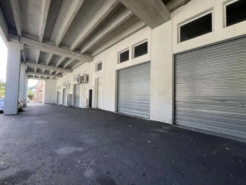 Industriel/Logistique dans Nice à louer - Photo de l’immeuble – Image 1 sur 9