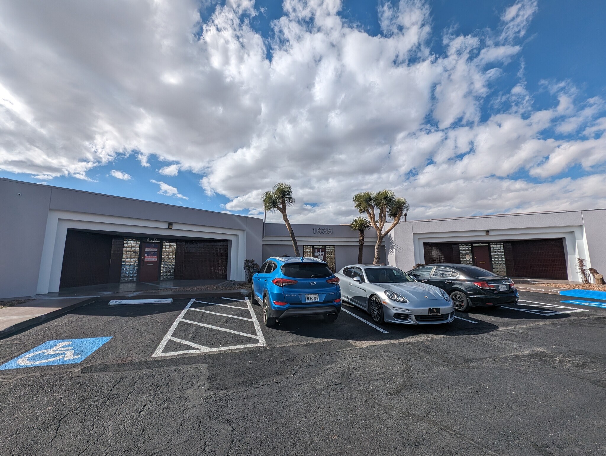 1635 Lee Trevino Dr, El Paso, TX à louer Photo principale– Image 1 sur 4