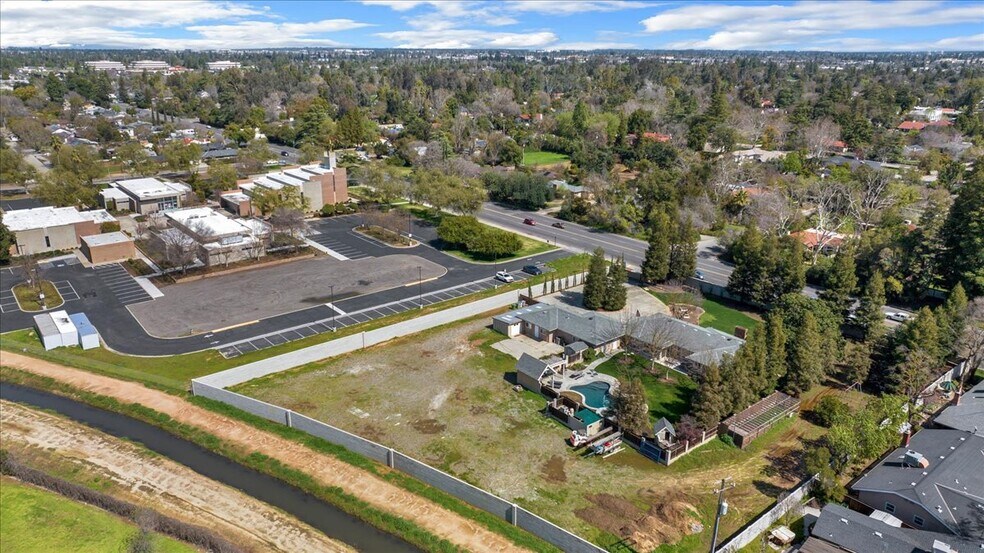 4481 N Palm Ave, Fresno, CA à vendre - Photo de l’immeuble – Image 3 sur 35