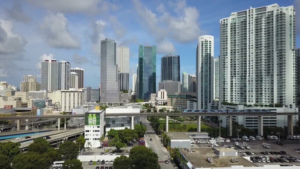 205 SW 3rd St, Miami, FL à louer - Vidéo sur l’annonce professionnelle – Image 2 sur 6