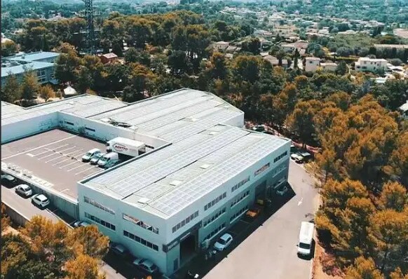 Local d’activités dans Mouans-Sartoux à louer - Photo de l’immeuble – Image 1 sur 3