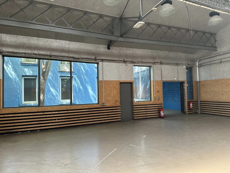 Local d’activités dans Ivry-sur-Seine à louer - Photo de l’immeuble – Image 3 sur 11