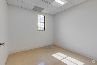 6900 SW 80th St, Miami, FL à louer Photo intérieure– Image 2 sur 12