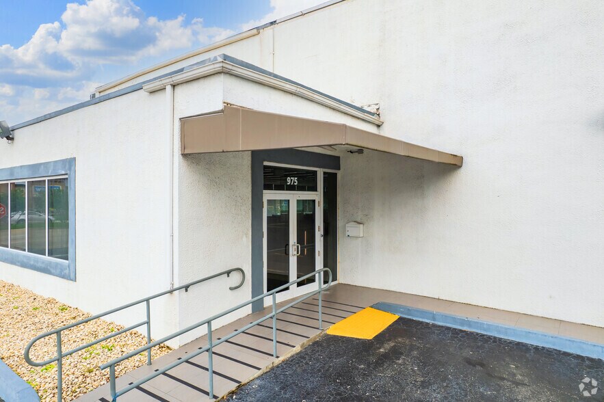975 N Miami Beach Blvd, North Miami Beach, FL à louer - Photo de l’immeuble – Image 3 sur 21