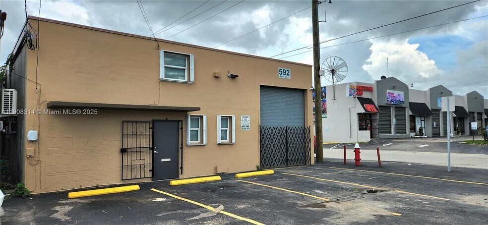 592-598 W 28th St, Hialeah, FL à louer - Photo de l’immeuble – Image 1 sur 4