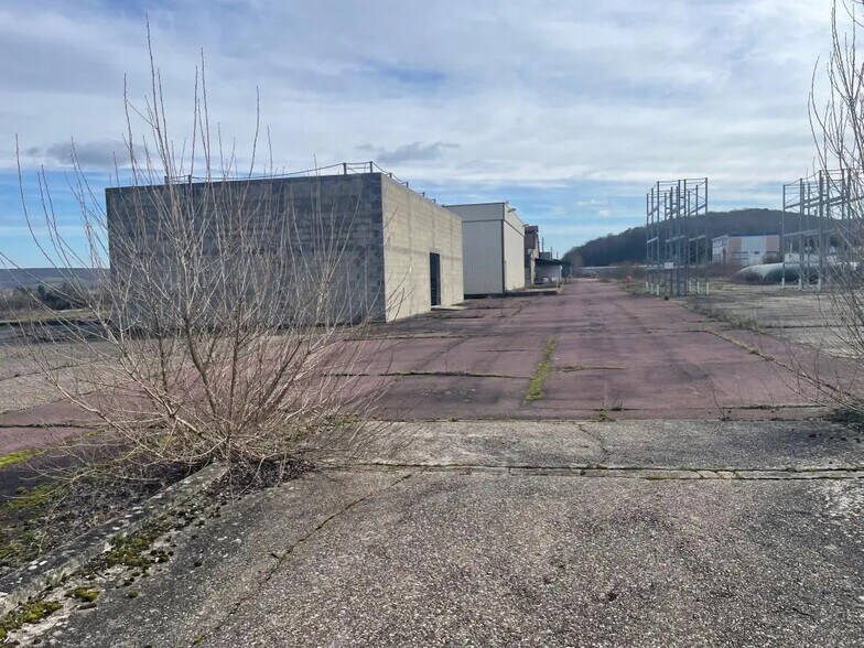 Local d'activités dans Saint-Pierre-la-Garenne à vendre - Photo de l’immeuble – Image 2 sur 13