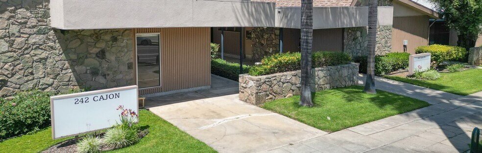 242 Cajon St, Redlands, CA à vendre - Photo de l’immeuble – Image 1 sur 4